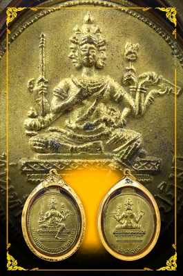 เหรียญท่านท้าวมหาพรหมเทพปฏิมา (แยกราชประสงค์) ปี 2515 เนื้อทองแดงกะไหล่ทอง โรงแรมเอราวัณจัดสร้างเหรียญพระพรหมเป็นที่ระลึกทั้งสงฆ์ และ พราหมณ์ หลวงปู่โต๊ะ ร่วมปลุกเสกฯ 