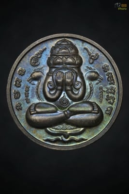 เหรียญปิดตาพังพระกาฬ รุ่นปกเกล้า ปี49 เนื้อนวะกลับดำ ตอกเลข 132