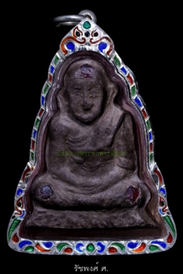 พระผงรูปเหมือนรุ่นอาก้าพิมพ์ตัดชิด หลวงพ่อคง วัดวังสรรพรส​ จังหวัดจันทบุรี ปี2523 เนื้อดินฝังพลอยแดง 3 เม็ด