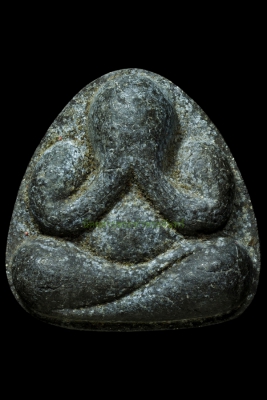 พระปิดตามหาเศรษฐีรุ่นไตรมาส หลวงพ่อคง วัดวังสรรพรส จังหวัดจันทบุรี ปี2522 เนื้อดำผงใบลาน