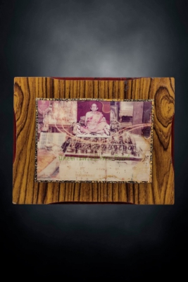 รูปถ่ายพิธีการปลุกเสกพระบูชาสุโขทัยชัยมงคล ด้านบนติดรูปถ่ายนั่งเก้าอี้หนังเสือ หลวงพ่อคง วัดวังสรรพรส จังหวัดจันทบุรี